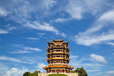 打扑克又喊又叫：牌桌狂潮：激昂瞬间，扑克之声响彻云端
