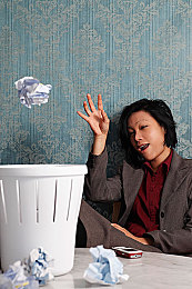 男生女生在一起搓搓搓：校园团圆乐，传承汤圆情