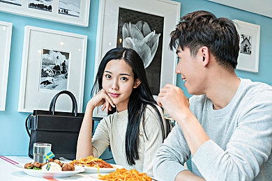 公与淑婷在厨房猛烈进出：温馨厨房时光：公与淑婷烹饪生活中的甜蜜记忆