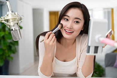 黄色视频软件下载：揭秘网络暗流：隐私危机下的清朗游戏空间