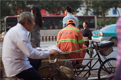 美女啪啪动态图：网络风波映道德，安全法治共筑文明界