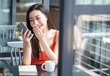 骚女脱衣软件：揭秘“骚女脱衣”软件风波：伦理争议法律风险引发社会热议