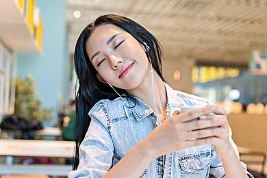 美女不穿衣服的APP：“争议横生：涉嫌低俗内容的“美女不穿衣服”APP引发社会伦理和法律双重压力