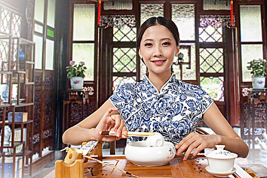 美女露出 让男生揉扑克热吻：扑克游戏新潮流：激情互动，美女热吻，揭秘独特玩法魅力-1