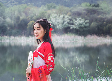 淑荣说把船开到湖中间：湖中航程新篇章，淑荣创新领航旅游新风尚
