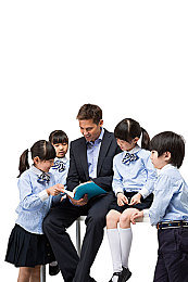 国外留学和5个老外做：“五国青年跨文化留学之旅：多元交融，共筑梦想的奇妙旅程”