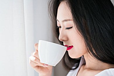小南翻白眼流口水流眼泪：古妖美食诱惑，翻白眼控场达人——揭秘《王者荣耀》小南魅力风采