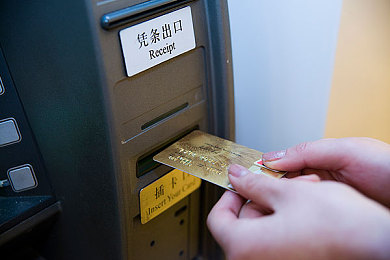 坏人用羽毛刷小姑娘的脚底心：温馨互动触感之旅：探索羽毛刷的趣味脚底心奇遇