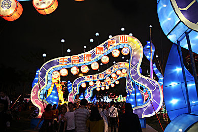 迪丽热巴被 免费喷水潮喷：公益活动现场突发意外，迪丽热巴遭遇喷水潮喷，网友热议公益活动安全问题