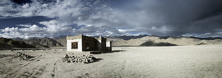老师蹭桌角自慰叫出声：VR奇幻之旅，开启沉浸式情感共鸣新体验-2