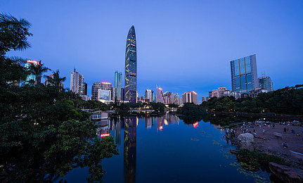 商务旅行之戴帽子的老板同行：戴帽老板引领职场新潮流：个性商务旅行成焦点
