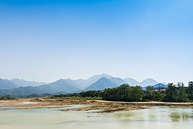 天美黄色网：缤纷色彩挑战无限，社交互动乐趣无穷——探索独特画风游戏新体验-3
