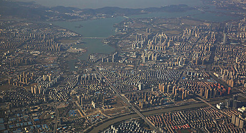 摸老师大胸撕开老师丝袜：校园惊悚：学生课堂恶行撕毁丝袜，道德底线引发热议-3
