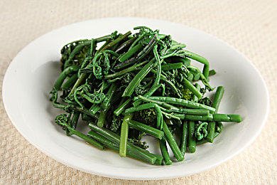 少妇SPA推油高潮30分钟：“揭秘SPA中心争议服务，行业规范亟待重塑，警惕身心陷阱”-2