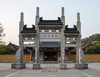 中国护士肉体裸交：“真相揭秘：网络谣言引发的护士裸交风波，伦理法律问题引人深思”-1