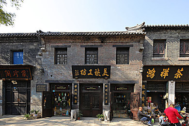 男人和女人在一起怼怼怼APP：社交新风尚，＂怼＂文化APP走红网络，引发热议与反思-3
