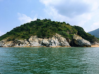 披风少年爱老妈免费：寻母之旅温馨启航，奇幻冒险感动人心，免费游戏《披风少年》等你探索-3