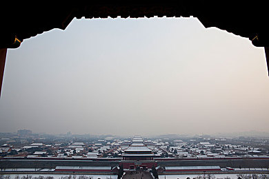 黑人巨鞭大战侏儒女图片：奇幻战场巨影交错，视觉奇观激荡心灵-4