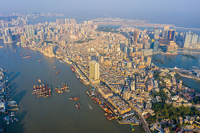 房奴试爱开头知恩：都市青年房价压力下的爱情抉择：房奴试爱背后的生活困境与感恩力量