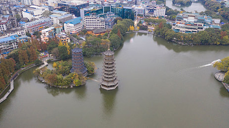 公车上拨开丁字裤进入：公交惊现不当行为，道德底线再引社会热议-2