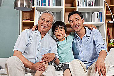 翁与小莹早晨厨房欢爱视频：晨曦厨房情，岁月相守香，温馨家庭故事启示录-4