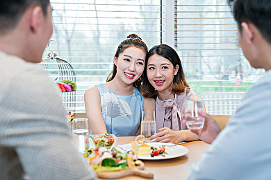 阿娇跪着吃J8陈冠希：《跪地求生》奇观揭秘：玩家创意互动演绎“阿娇跪地喂食”场景引热议-4