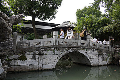 小宝寻花蓝衣服白裤子数钱关键词：街头数钱引热议，社会现象引发深思，道德法律边界何在？-5