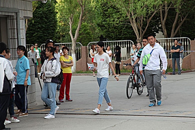 把筷子放在屁不能掉下来：挑战极限：体验《筷子平衡》游戏，看谁能让筷子稳稳当当不掉落-3