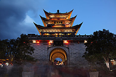 在公车上拨开被内裤进入日本：公交丑闻惊爆：内裤事件引发众怒，秩序重整警钟长鸣