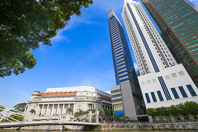 两个人一起打扑克 剧烈运动视频：扑克对决成健身奇观，意外引发娱乐与健康界限热议-4
