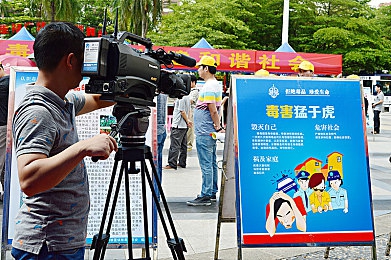 迪克娇小亚洲女被黑人强：虚拟情缘之旅：娇小亚洲女与黑人角色互动探险-3