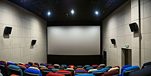 一个人深夜看视频www：夜幕降临，屏幕映照：探寻当代青年的深夜视频生活迷思-5