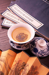 四月电子厂全景沟厕：电子厂卫生问题引发关注：揭秘“四月事件”背后的员工权益困境-3